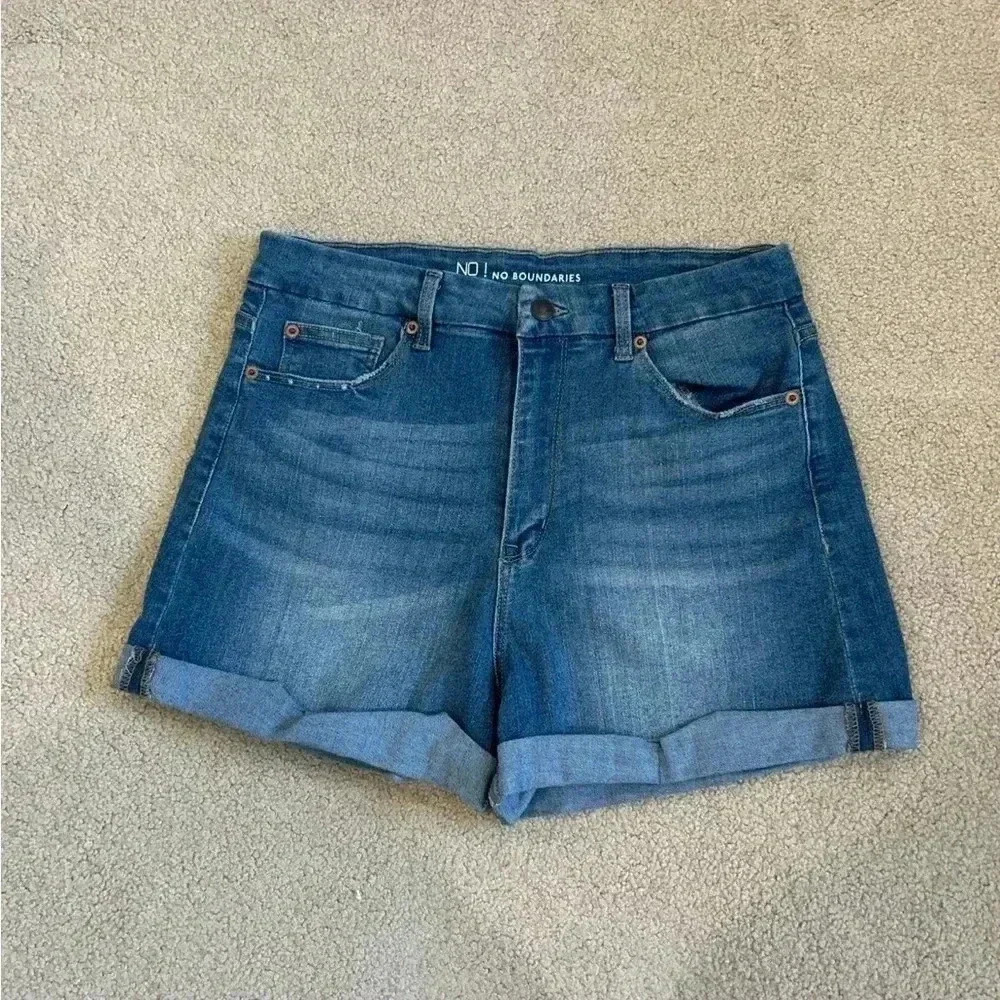 No boundaries high rise blue jean shorts in size 13